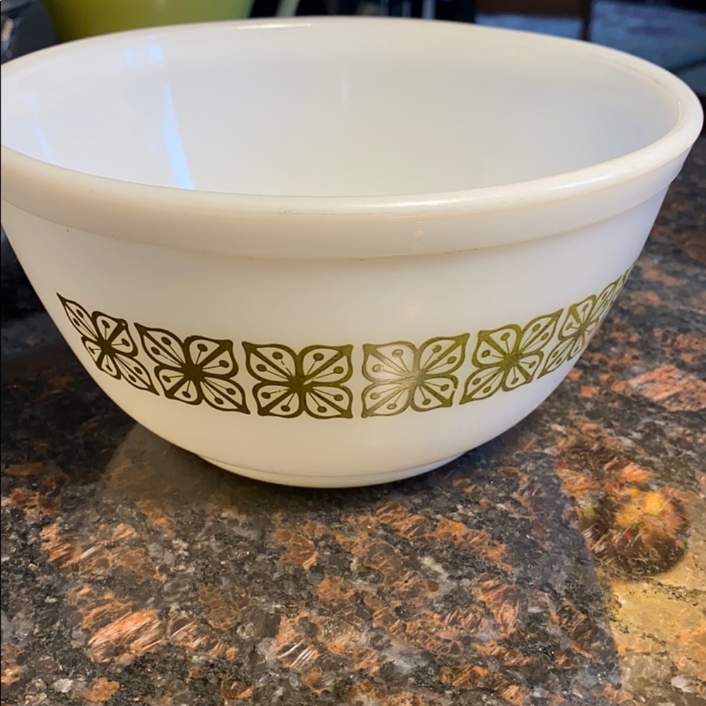 402 Pyrex Hibiscus 1 1/2 Quart Mixing Bowl